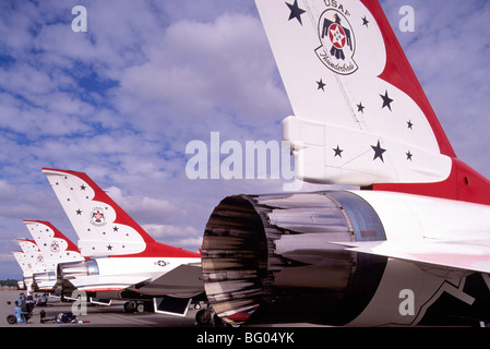 Salon International de l'aéronautique d'Abbotsford, BC, en Colombie-Britannique, Canada - Thunderbirds US Air Force d'avions de chasse F-16 sur l'affichage Banque D'Images