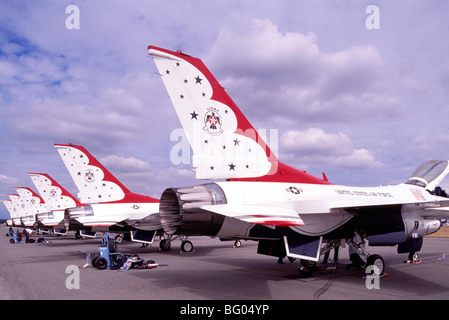 Salon International de l'aéronautique d'Abbotsford, BC, en Colombie-Britannique, Canada - Thunderbirds US Air Force d'avions de chasse F-16 sur l'affichage Banque D'Images