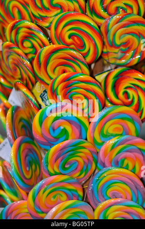 Les lollipops en vente dans le hall des départs, l'Aéroport International de Kuala Lumpur, Malaisie Banque D'Images