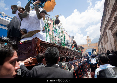 Procession en l'honneur de la Vierge Marie au cours de la Semaine Sainte à Antigua Guatemala. Le flotteur comptable Cucuruchos sur leurs épaules. Banque D'Images