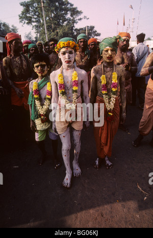 Les garçons et les hommes les pèlerins hindous dans une procession de tôt le matin à l'assemblée annuelle du festival hindou Thaipusam en Inde, Palani Banque D'Images
