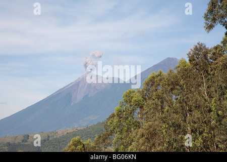 Le volcan fumant Fuego et Acatenango viewn de volcan Cerro de la cruz Antigua Guatemala. Banque D'Images
