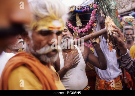 Pèlerins hindous dans une transe à l'assemblée annuelle du festival hindou Thaipusam en Inde, Palani Banque D'Images