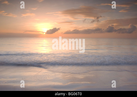 Lever du soleil sur la plage de sable rose, Harbour Island, Bahamas, Antilles, Amérique Centrale Banque D'Images
