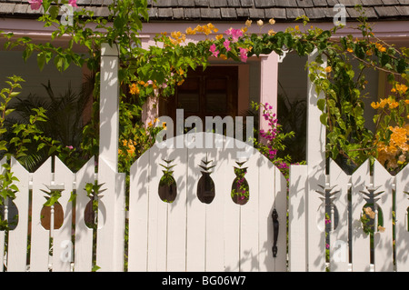 Clôture blanche avec découpes en forme d'ananas, cottage traditionnel, Dunmore Town, Harbour Island, Bahamas, Antilles Banque D'Images
