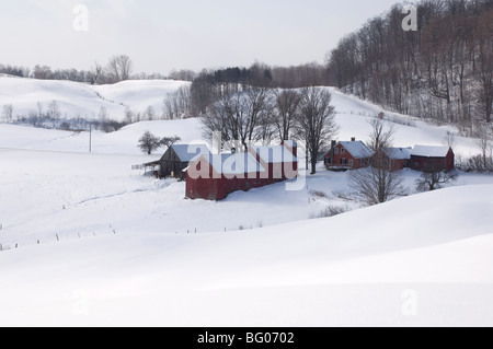 Une ferme traditionnelle entourée de champs couverts de neige dans la région de South Woodstock, Vermont, New England, United States of America Banque D'Images