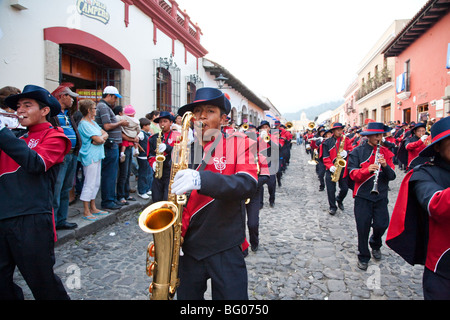 Défilé de jour de l'indépendance le 15 septembre à Antigua Guatemala. Banque D'Images