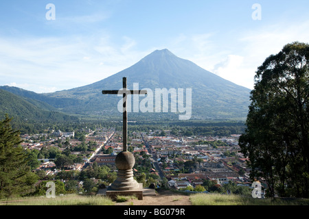 Volcan Agua et le monument Cerro de la Cruz vue et vue sur Antigua Guatemala. Banque D'Images