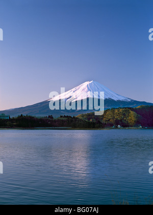 Lever du soleil sur le Mont Fuji depuis le lac Kawaguchi, préfecture de Yamanashi, au Japon, en Asie Banque D'Images