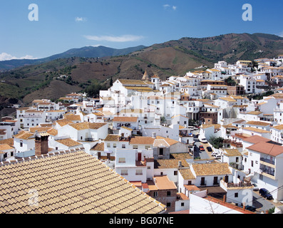 El Borg, Málaga, Andalousie, espagne. Village de montagne blanc andalou typique avec des maisons de style mauresque, dans des rues étroites. Banque D'Images