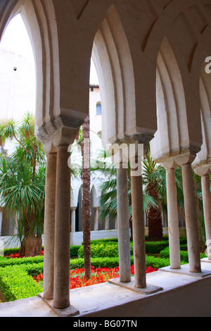 Les minces colonnes du cloître de style morish de la cathédrale d'Amalfi, Italie Banque D'Images