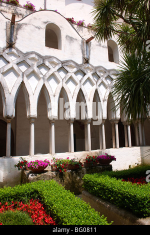 Les minces colonnes du cloître de style morish de la cathédrale d'Amalfi, Italie Banque D'Images