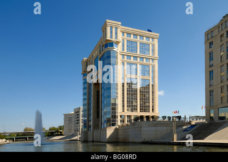 Hôtel de région postmoderne (bureaux régionaux du gouvernement), conçu par l'architecte Ricardo Bofill, et River Lez, Antigone, Montpellier, Herault, France Banque D'Images