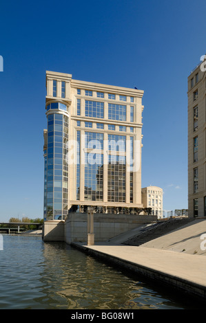 Hôtel de région postmoderne (bureaux régionaux du gouvernement), conçu par l'architecte Ricardo Bofill, et River Lez, Antigone, Montpellier, Herault, France Banque D'Images