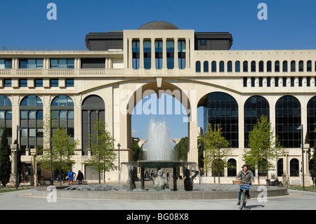 Centre commercial ou centre commercial Antigone, Fontaine et cycliste, Architecture post-moderne par l'architecte Ricardo Bofill, Antigone, Montpellier, Herault, France Banque D'Images