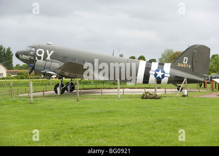 Avion DC3 à la Batterie de Merville, Normandie capturé sur d jour par parachutistes britanniques, 6 juin 1944 Banque D'Images