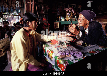 Astrologue à Mandalay, Myanmar (Birmanie), l'Asie Banque D'Images