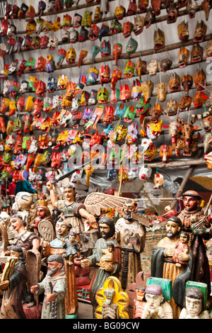 Vente de masques et de décrochage devotionalia au marché de Chichicastenango au Guatemala. Banque D'Images