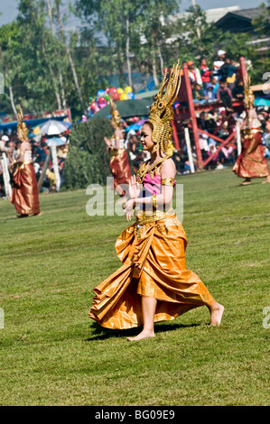 Dans les spectacles de danse de l'éléphant Surin annuel le Roundup. Banque D'Images