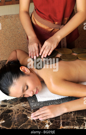 Himalayan Healing Stone Massage Signature au Chi Spa du Shangri-La Mactan Resort and Spa de Cebu, Philippines Banque D'Images