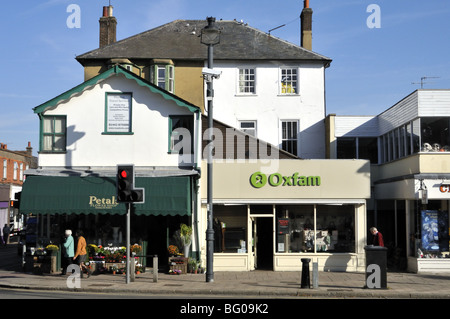 Magasin de charité Oxfam à Berkhamsted, Hertfordshire, Royaume-Uni. Banque D'Images