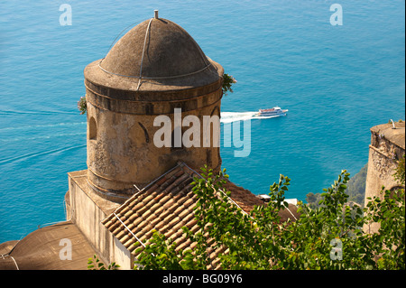 Les clochers de Notre Dame de l'église vue de Anunciation Villa Ravello, Côte Amalfitaine, Italie Banque D'Images