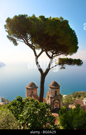 Les clochers de Notre Dame de l'église vue de Anunciation Villa Ravello, Côte Amalfitaine, Italie Banque D'Images