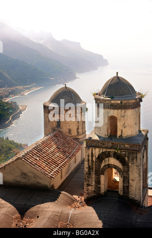 Les clochers de Notre Dame de l'église vue de Anunciation Villa Ravello, Côte Amalfitaine, Italie Banque D'Images