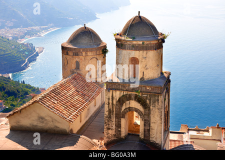 Les clochers de Notre Dame de l'église vue de Anunciation Villa Ravello, Côte Amalfitaine, Italie Banque D'Images