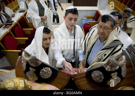 Israël, Tel Aviv, Beit Daniel, Tel Aviv's première réforme Synagogue cérémonie Bar Mitzvah. Bar Mitzvah garçon lit à partir de la Torah Banque D'Images