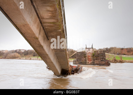 Une passerelle à Workington, détruit par les inondations de novembre 2009. Banque D'Images