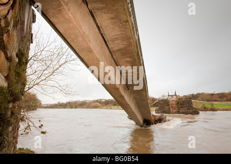 Une passerelle à Workington, détruit par les inondations de novembre 2009. Banque D'Images