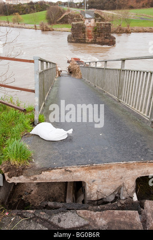 Une passerelle à Workington, détruit par les inondations de novembre 2009. Banque D'Images