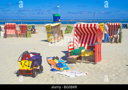 Panier chariot et des chaises à la plage principale de l'île de Langeoog, en Frise orientale, Basse-Saxe, Allemagne Banque D'Images