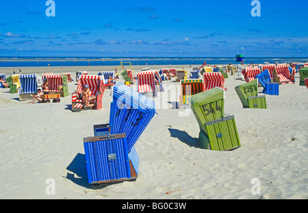 Panier chaises à la plage principale de l'île de Langeoog, en Frise orientale, Basse-Saxe, Allemagne Banque D'Images