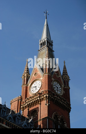 Tour de l'horloge sur la gare St Pancras Hotel Londres Banque D'Images