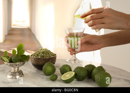 Lime Kaffir (limau purut), un type de chaux originaire d'Indonésie, la Malaisie et la Thaïlande, pour des utilisations culinaires et médicinales Banque D'Images