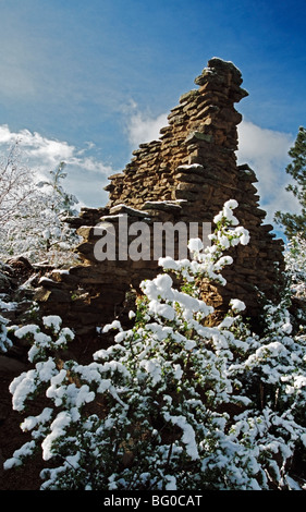 Mur des ruines indiennes construites de pierre et de boue avec de la neige fraîche Banque D'Images