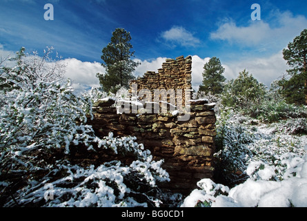 Mur des ruines indiennes construites de pierre et de boue avec de la neige fraîche Banque D'Images