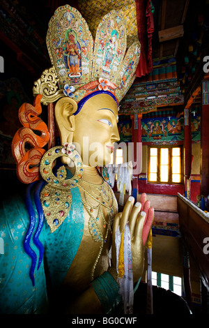 Immense statue de Bouddha dans le monastère de Thiksey (monastère bouddhiste tibétain ou gompa) au Ladakh, Himalaya indien. Banque D'Images