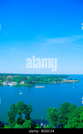 Vue panoramique sur le lac Mueritz de l'église tour à Roebel, Schleswig-Holstein, Allemagne du Nord Banque D'Images