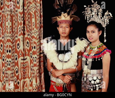 Couple Iban dayak, Sarawak, Bornéo, Malaisie, Asie du Sud, Asie Banque D'Images