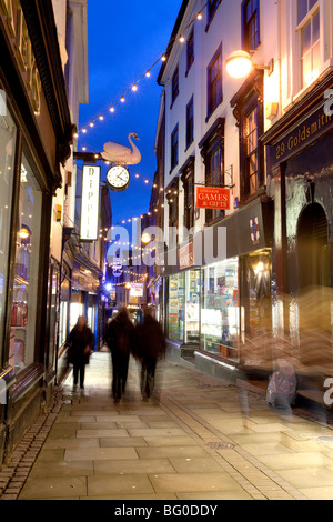 Late night shopping de Noël à Swan Lane dans le centre-ville de Norwich Banque D'Images