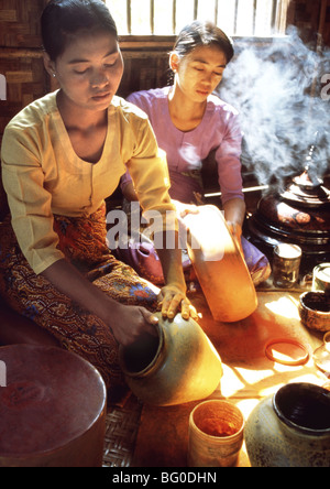 Artisan de la laque à Bagan (Pagan), le Myanmar (Birmanie), l'Asie Banque D'Images