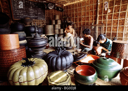 Artisan de la laque à Bagan (Pagan), le Myanmar (Birmanie), l'Asie Banque D'Images