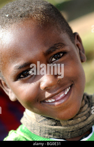 Jeune fille qui va à l'église, l'Arba Minch, Ethiopie Banque D'Images