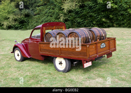 Peugeot 202 pick up, années 50, classic car, chargé de tonneaux de vin barrique Banque D'Images