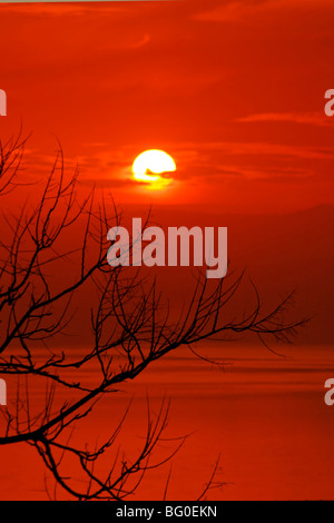 Israël. Coucher de soleil sur la mer de Galilée, une vue depuis les hauteurs du Golan Banque D'Images