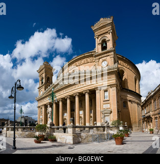 Vue grand angle de la grande église catholique à Mosta à Malte. Banque D'Images