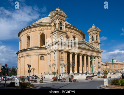 Une vue de la grande église catholique à Mosta à Malte. Banque D'Images